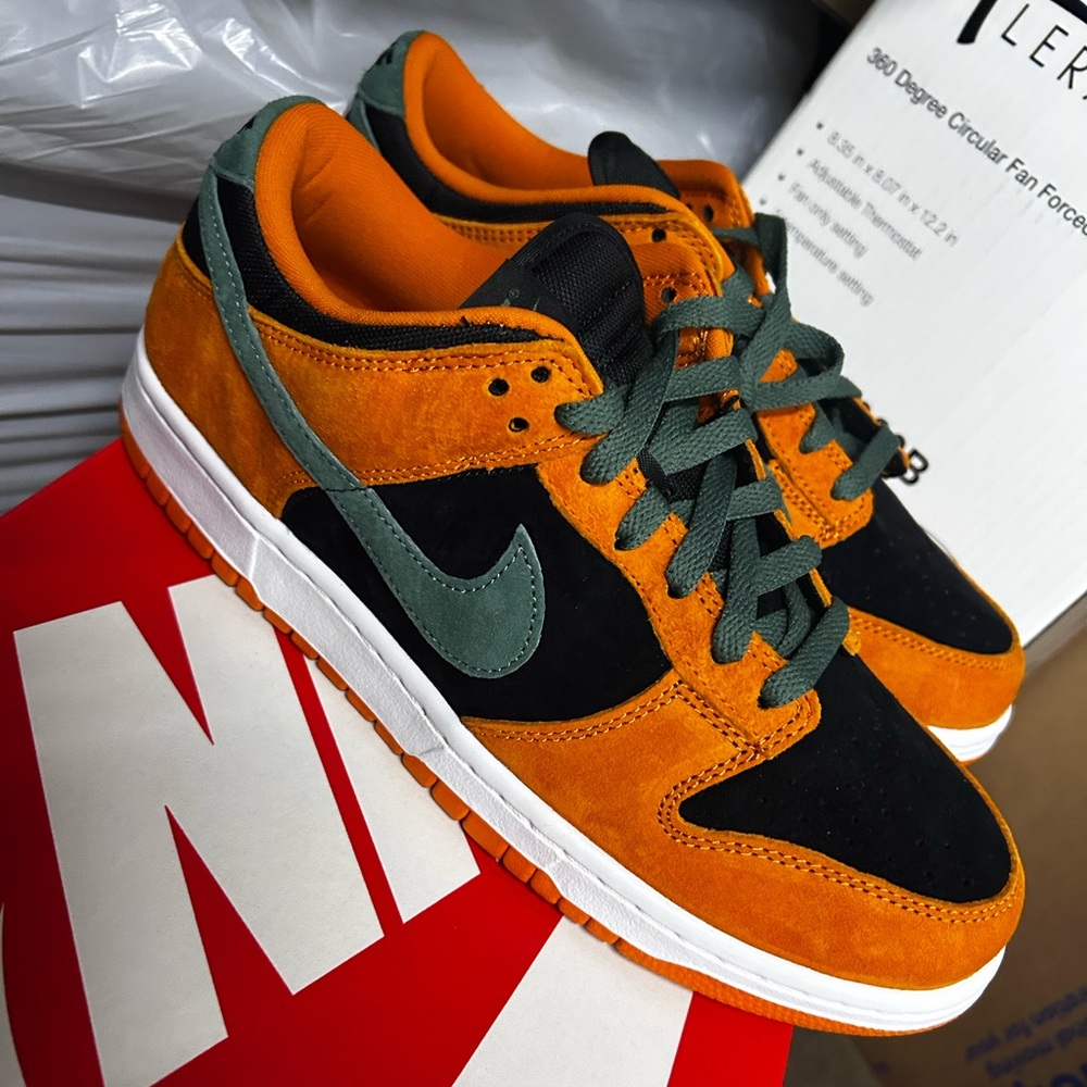 Nike Men's Black and Orange Sneakers